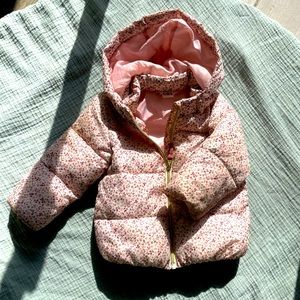 H&M jacket/coat. Zip. 18 months. Like New. Pink floral design. Detachable hood.